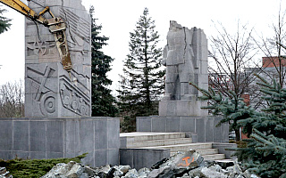 To nie był tylko primaaprilisowy żart. „Zburzyliśmy” olsztyński pomnik by poruszyć ważny temat
